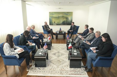 Kurti-ambasadorëve: Të respektohet kushtetutshmëria dhe pavarësia e Bankës Qendrore