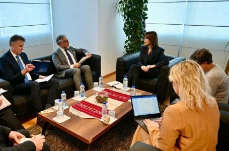 Ministrja Haxhiu takohet me shefin e Eulexit