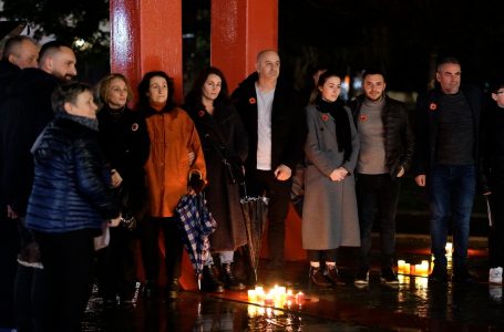 U ndezën qirinj për të kujtuar viktimat e gjenocidit në Kosovë