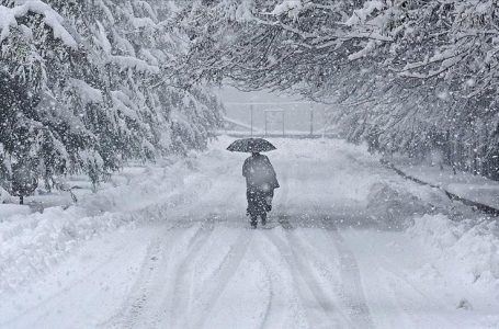 Bora vështirëson qarkullimin e automjeteve në disa rrugë