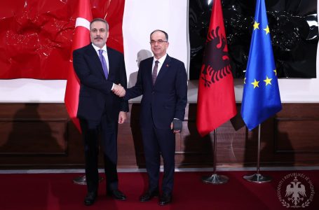 Begaj pret ministrin e Jashtëm turk, vlerëson mbështetjen që Turqia jep për integrimin e Kosovës