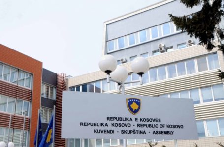 Sot mbajnë takime tri komisione parlamentare