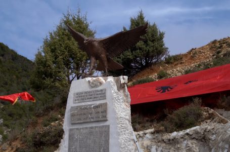 Ngritet memoriali në Shqipëri që kujton grupet e para ushtarake të Kosovës