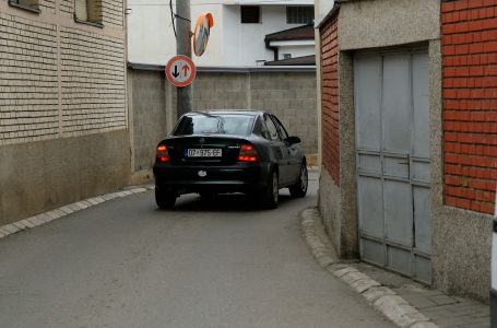 Kërkohet ndalimi i qarkullimit dykahor në rrugën “Tahir Efendija”
