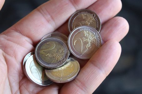 732 monedha të falsifikuara u deponuan në një bankë