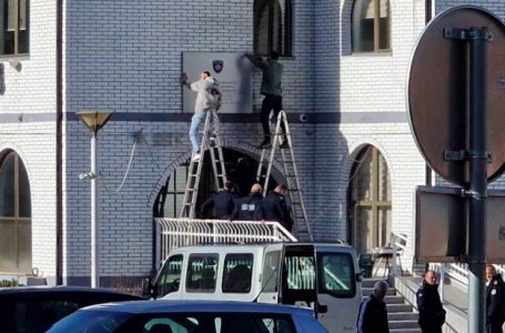 Tabela me mbishkrimin “Republika e Kosovës” vendoset në objektin e komunës në Zubin Potok