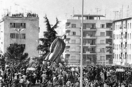 ​33 vjet nga rrëzimi i bustit të diktatorit Enver Hoxha