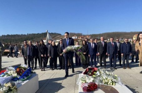 ​Abdixhiku homazhe në Prekaz: Nga këtu e rikujtojmë se sa e shenjtë është liria