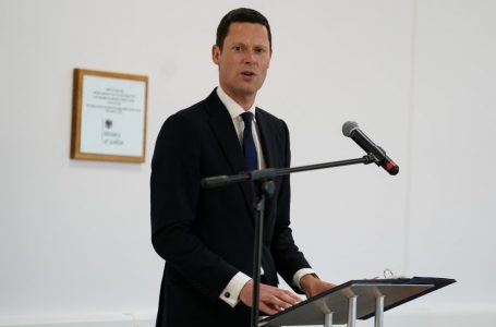 Ministri anglez i Drejtësisë: Kemi nisur transferimin e të burgosurve shqiptarë