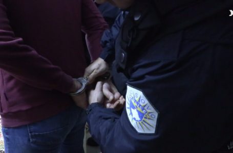 Dënohet me një vit burgim personi që ia theu hundën zyrtarit policor