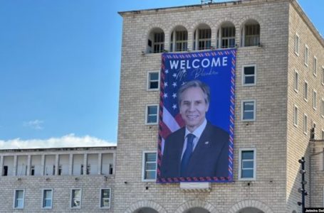 Sekretari amerikan i Shtetit, Antony Blinken sot qëndron në Tiranë