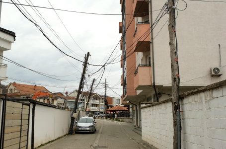Banorët e rrugës ”Aqif Blyta” ndjehen të rrezikuar nga shtyllat e energjisë elektrike