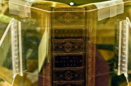 ​Bibla e shtypur në pllaka metalike, para 569 viteve