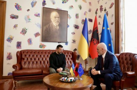Rama i tregon Zelenskyt ekspozitën për Ukrainën në Kryeministri dhe i jep dhuratën e veçantë