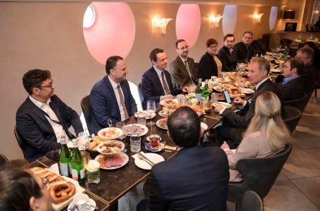 Kurti takon përfaqësues të kompanive gjermane, i fton për investime në Kosovë