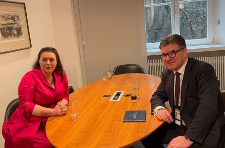 Lajçak takohet me deputeten britanike Kearns, diskutojnë për procesin e dialogut Kosovë-Serbi