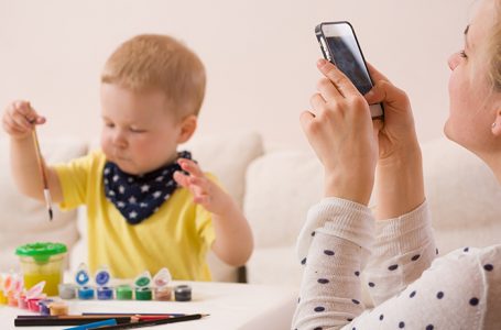 Autoriteti i Sigurisë Kibernetike në Shqipëri, prindërve: Mos postoni fëmijët në rrjete sociale