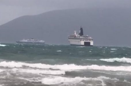Moti i ligë në Shqipëri pezullon lundrimin e anijeve