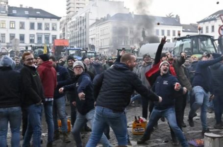Përshkallëzohet protesta e fermerëve, kaos dhe përleshje përpara Parlamentit Evropian
