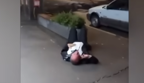 Ish-zëvendëskryeministri përfundon i shtrirë në rrugë në gjendje të dehur