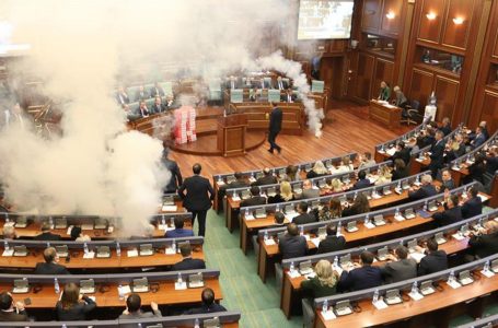 Shtyhet gjykimi ndaj ministrit Sveçla dhe të tjerëve për hedhjen e gazit lotsjellës më 2018 në Kuvend