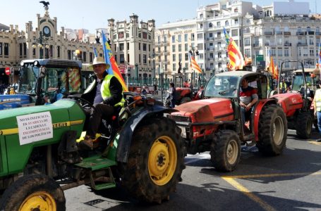 Fermerët në Spanjë kërcënojnë me protesta