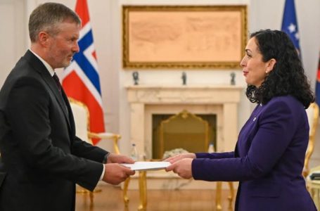 Vjosa Osmani pranoi letrat kredenciale nga ambasadori jorezident i Norvegjisë, Andreas Gaarder