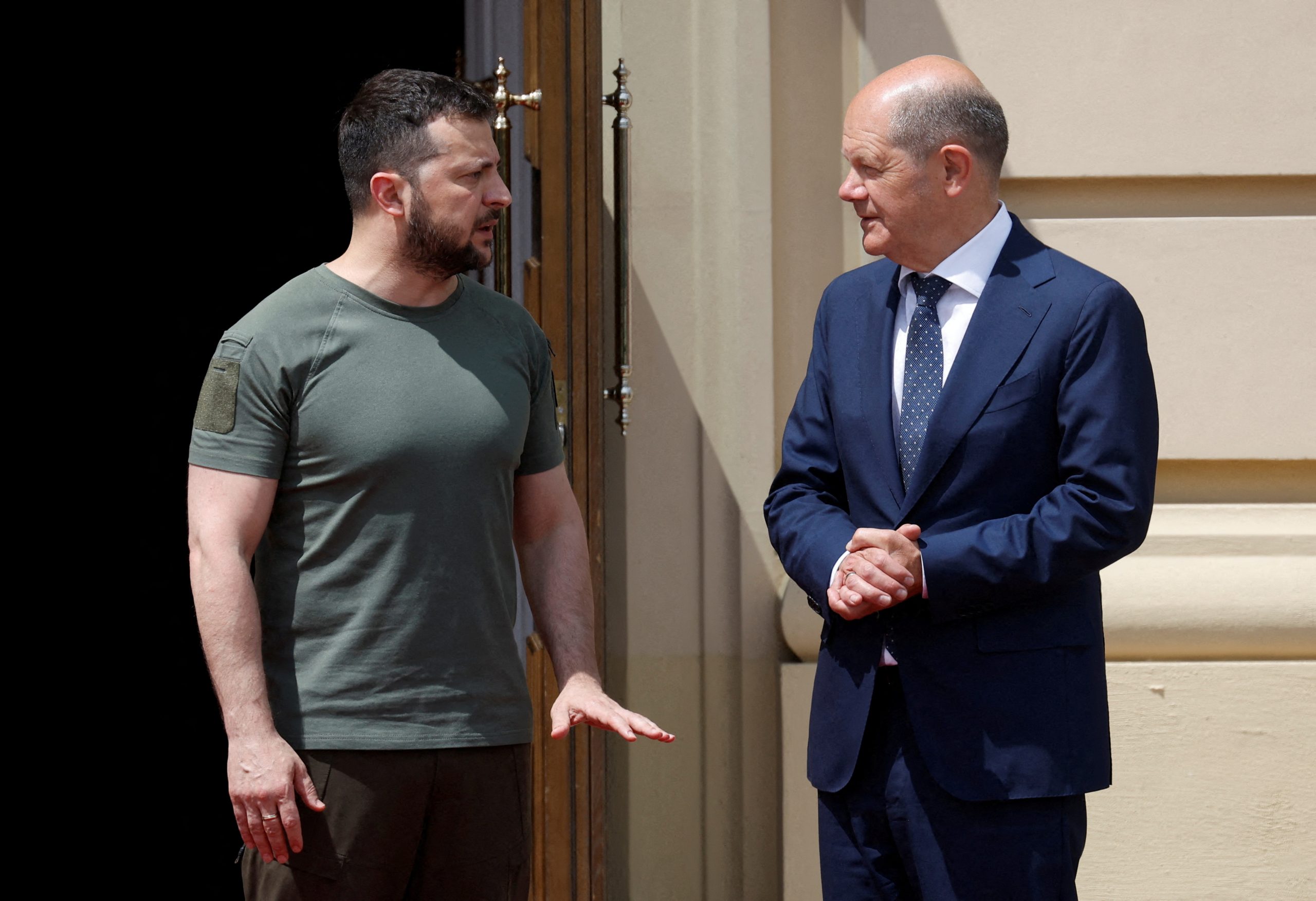 Scholz: Ukraina mund të përballet me mungesë serioze të armëve dhe municioneve