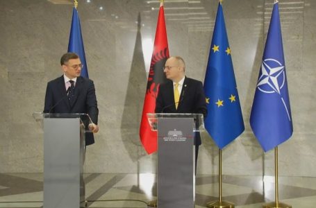 Kuleba kërkon nga Tirana përshpejtimin e anëtarësimit në NATO