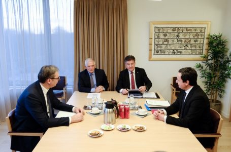Borrell takon ndaras Kurtin dhe Vuçiqin