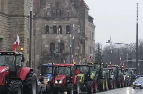 Fermerët polakë bllokojnë kufirin me Ukrainën