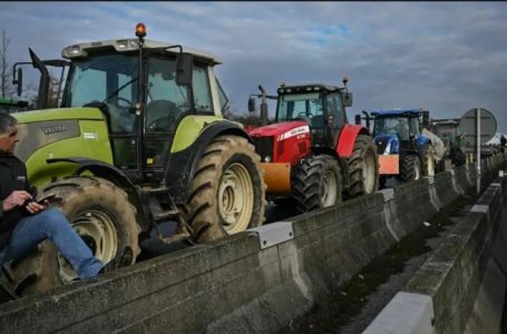Fermerët protestojnë për uljen e çmimit të naftës dhe energjisë