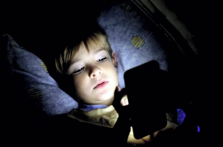 40% e fëmijëve probleme me shikimin, mjekët: Shkak përdorimi i pajisjeve digjitale