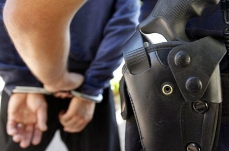 Arrestohen 4 persona, iu konfiskohen armë të ndryshme