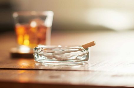 ​Të miturit me alkool e duhan në duar, për një vit u dënuan vetëm dy biznese