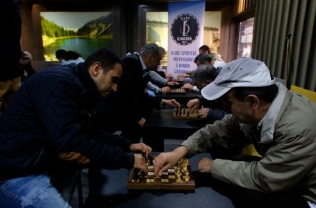 Të verbërit organizojnë gara në shah për nder të epopesë së UÇK-së