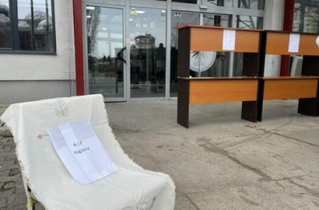 “R.I.P Higjiena”: Studentët bojkotojnë mësimin, shkak papastërtia pasi stafi teknik i UP-së gjendet në grevë