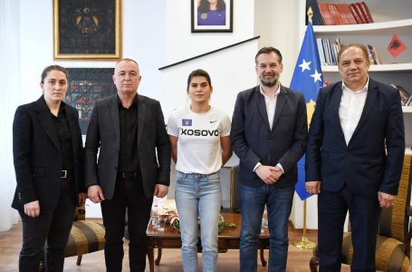 Ministri Çeku ka pritur sot në takim boksieren Donjeta Sadiku