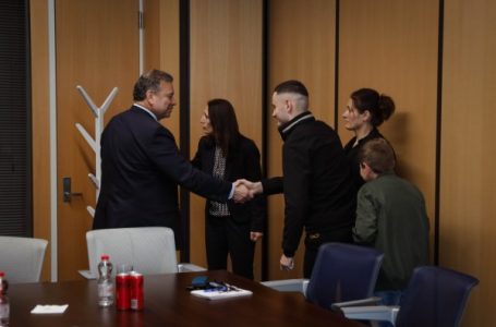 Escobar takoi familjen e heroit Afrim Bunjaku gjatë vizitës në Kosovë