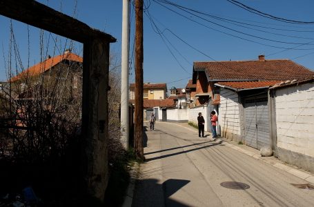 Qytetarë të Gjakovës ndajnë momente nga lufta në prag të 25 vjetorit të bombardimeve të Natos