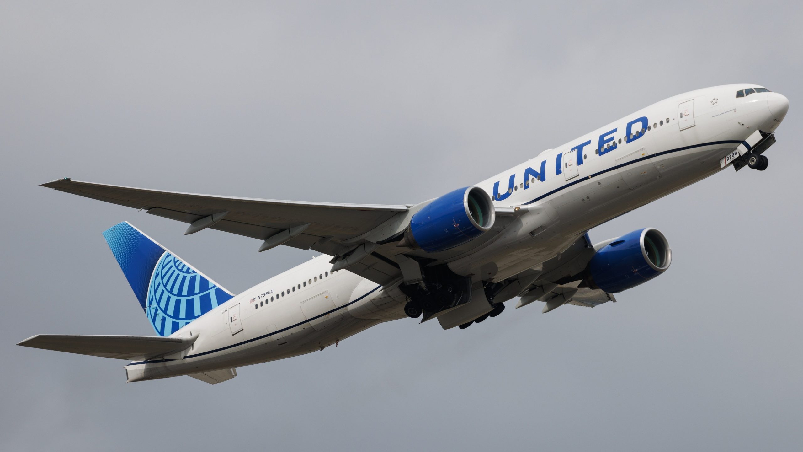 VIDEO/ Boeing 777 bën ulje emergjente, i shkëputet rrota gjatë fluturimit