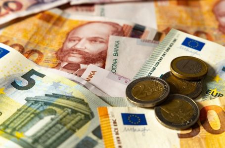 Euro pranë rënies nën 100 lekë, çfarë pritet?