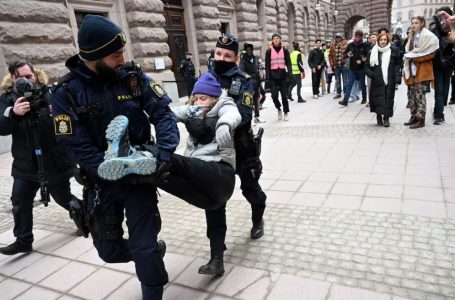 Greta Thunberg – aktivistja e klimës, bllokon sërish parlamentin suedez, largohet nga policia