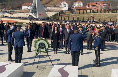 Krerët e shtetit sot bëjnë homazhe në Prekaz