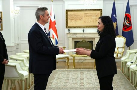 Të martën filloi punën, kush është ambasadori i gjashtë britanik në Kosovë?