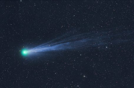 Kometa “me brirë” do të jetë e dukshme nga Toka gjatë pashkëve