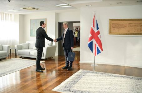Kurti mirëpret ambasadorin Hargreaves, i uron sukses në detyrën e re