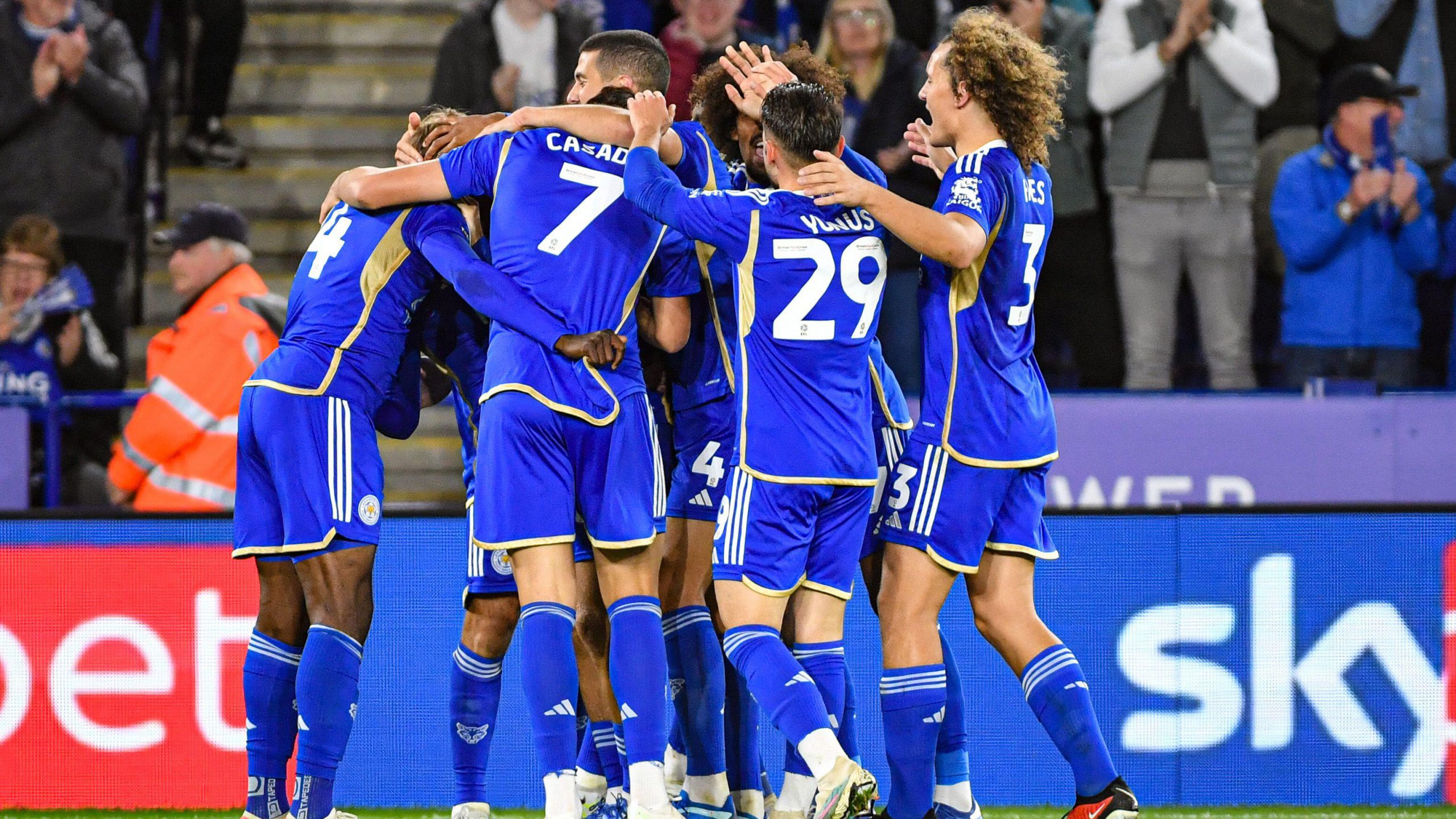 Leicester drejt Premier League, por rrezikon heqje pikësh