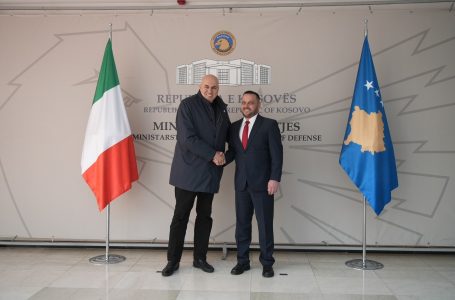 Ministri i Mbrojtjes i Italisë takon Maqedoncin: Prania jonë në KFOR, vendimtare për të shmangur tensionet