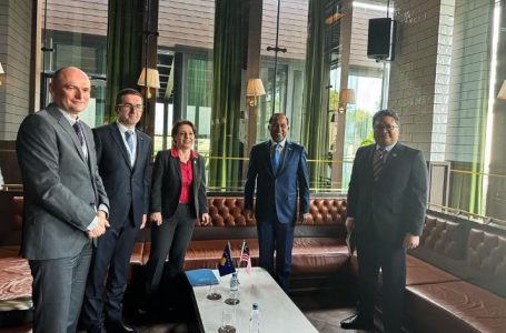 Gërvalla takohet me ministrin e Malajzisë, diskutojnë për bashkëpunim në arsim